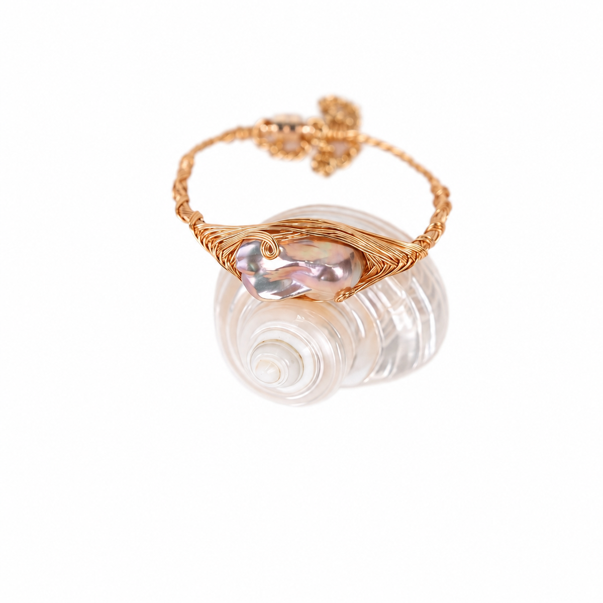 Marée gold plated wirework bracelet with freshwater baroque pearl, magnetic clasp and safety chain