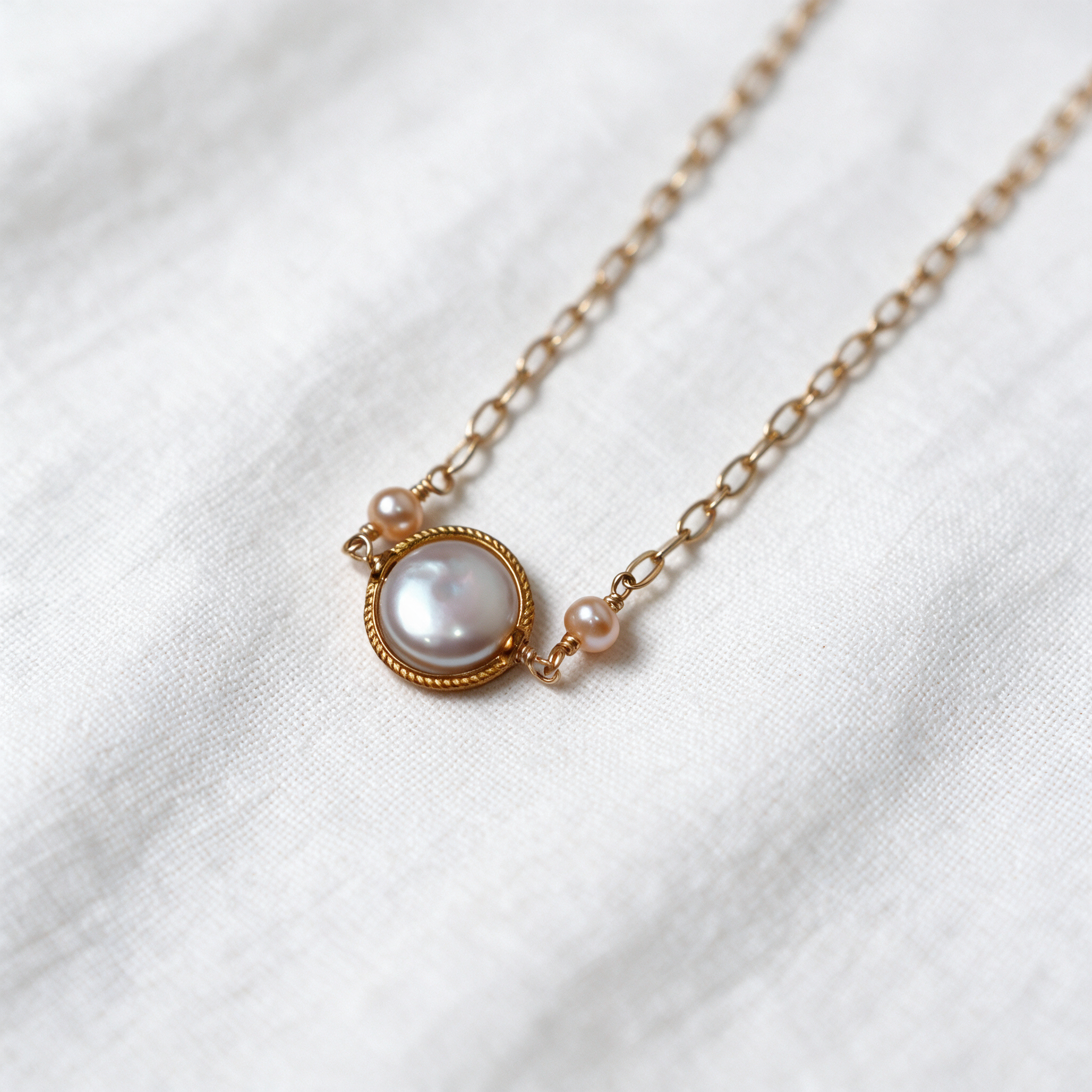 Margot Bracelet freshwater pearl centerpiece and gold-filled oval chain